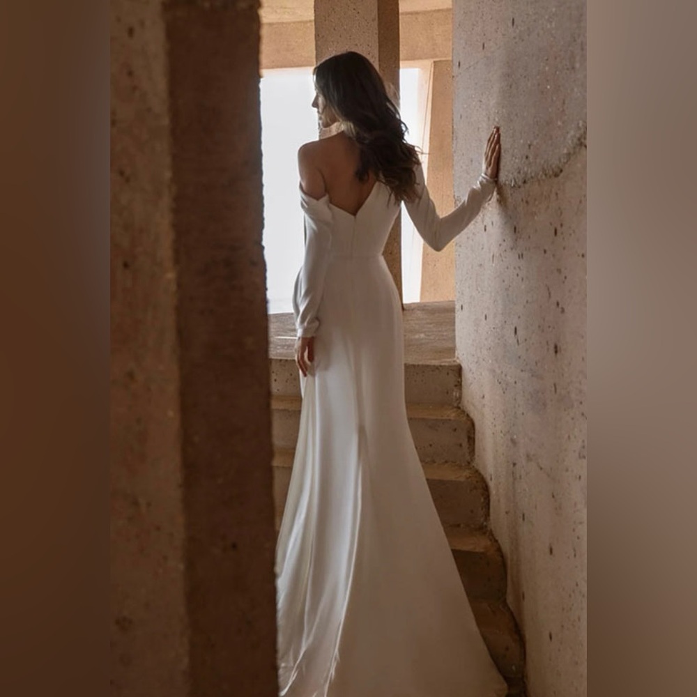 Elegant One Shoulder White Satin Gown - Picture 2 of 7